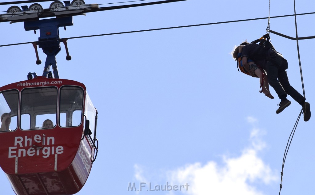 Koelner Seilbahn Gondel blieb haengen Koeln Linksrheinisch P143.JPG - Miklos Laubert